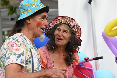 la complicité des clowns , et rigolade avec le public et les enfants