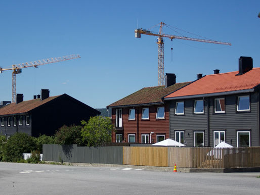 Og bakom synger «kranene»