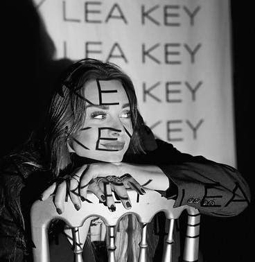 Lea Key, singer-songwriter from Amsterdam, resting her chin on her hands