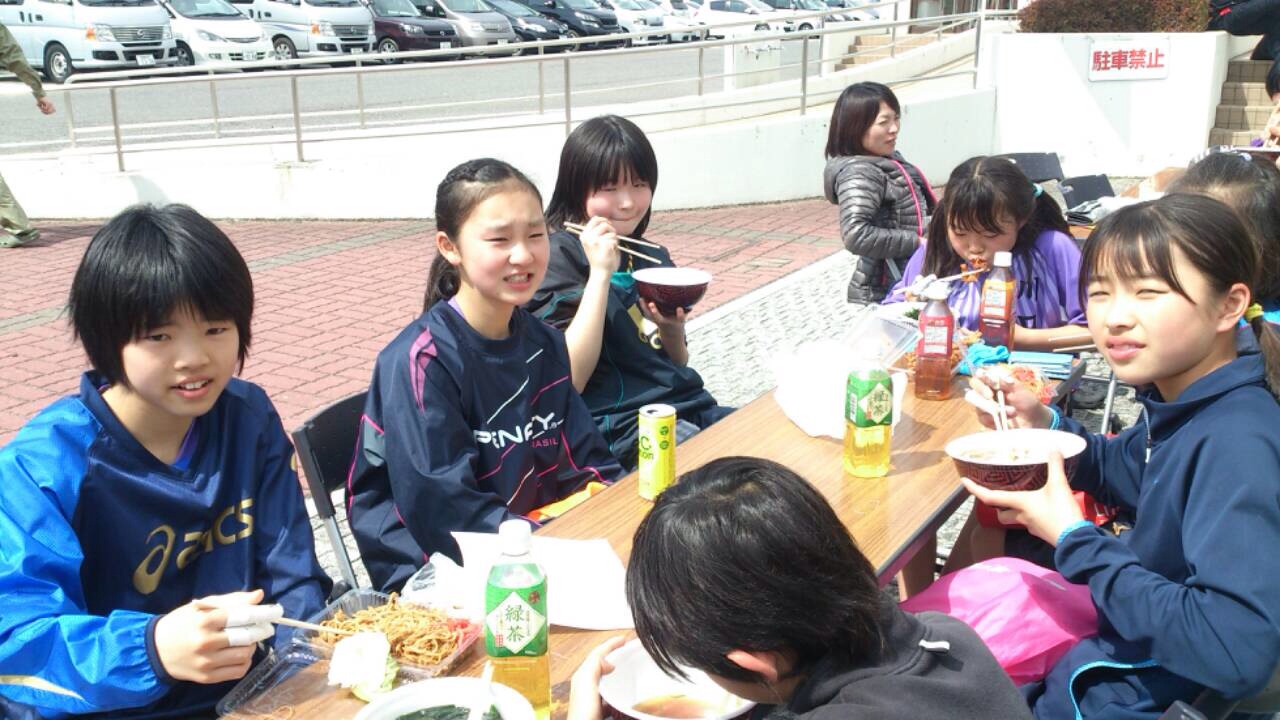 青空の下 みんなで昼食😊