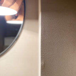 Vessan sisustus jossa seinämaalina käytettiin kalkkimaalia luomaan pehmeää tunnelmaa.