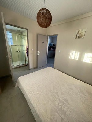Vue  sur séjour et salle de douche depuis chambre d'amis.jpeg