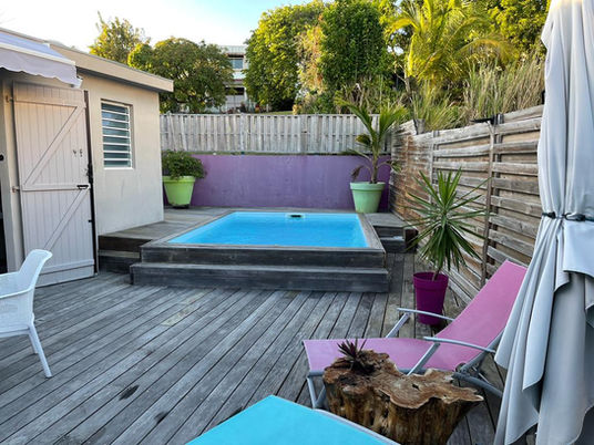 vue piscine depuis terrasse exterieure