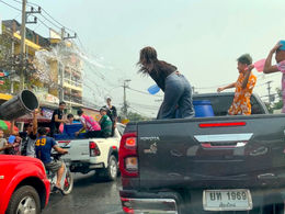 潑水節清邁古城直擊 處處戰場水花四濺