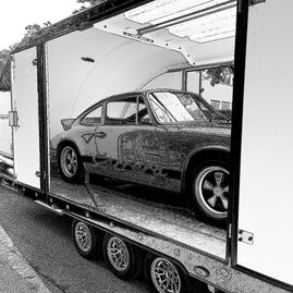 Porsche 911 in einem Geschlossenen Anähnger