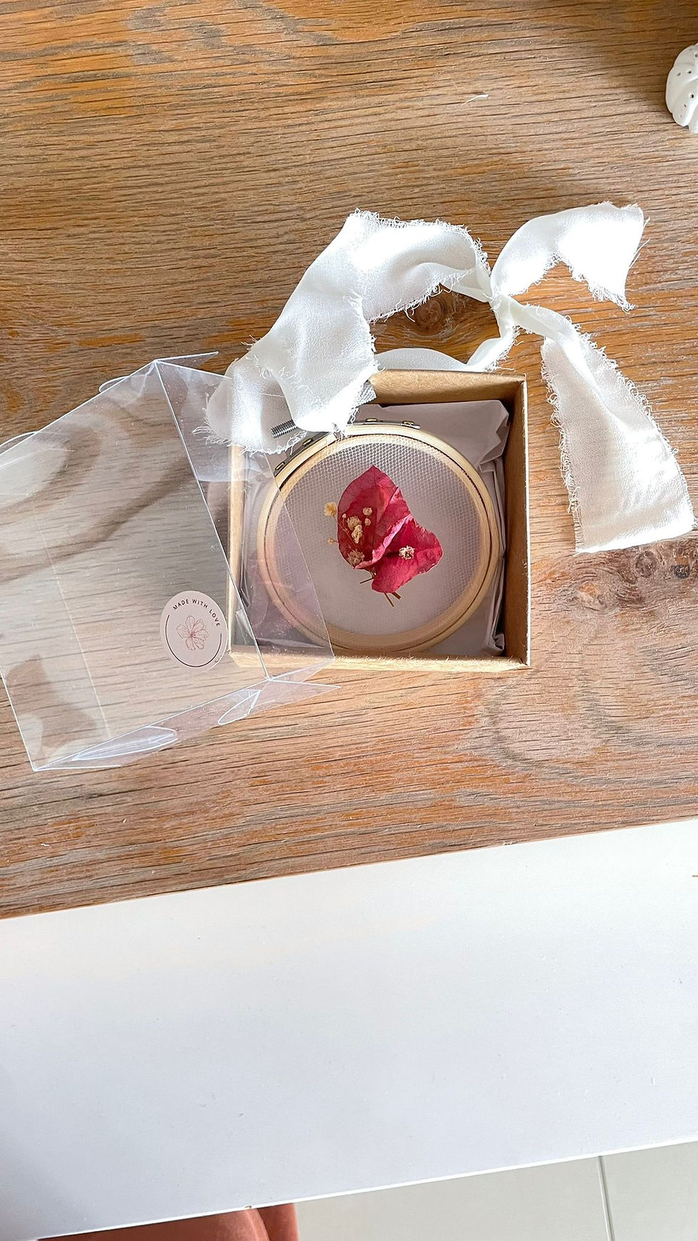 תמונה ממוזערת: חישוק טול ופרחים יבשים