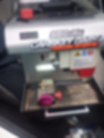 Máquina SEC-XS de Carskeygaby para corte de llaves automotrices.