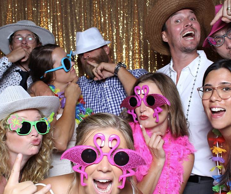 Gasten lachen en poseren met feestelijke props in de photobooth tijdens een bruiloft, vastgelegd met onze opblaasbare photobo