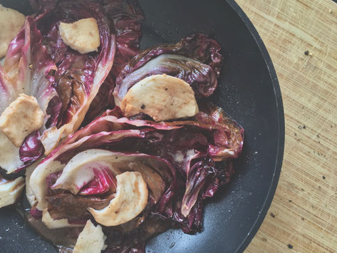 Gebratener Radicchio mit Mozzarella/ Roasted radicchio with mozzarella cheese