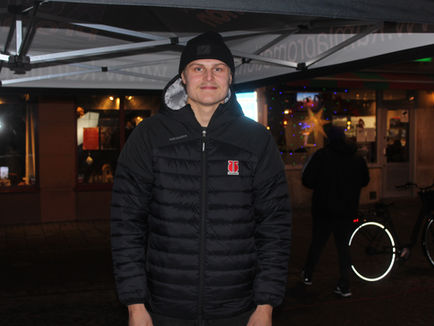 Milton Oscarson på besök vid invigningen av isbanan