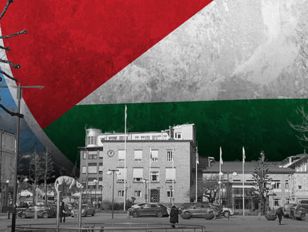 Kumla torg med den palestinska flaggan ovanför