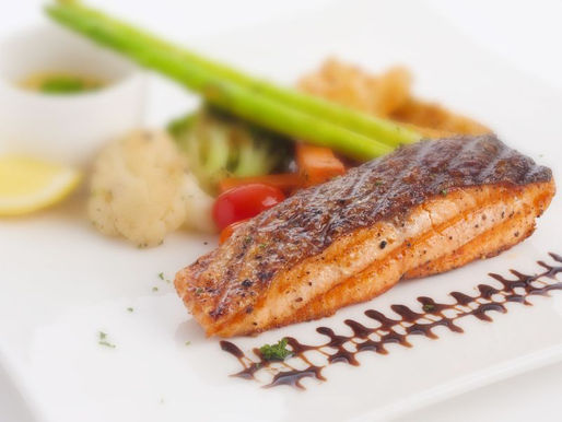 Pavé de Saumon Grillé, Riz au Jasmin, Légumes Verts Épicés et Vinaigrette au Balsamique