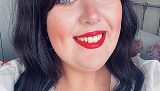 Sut mae Zoe yn tynnu ar ei phrofiadau ei hun i helpu eraill yn y gymuned