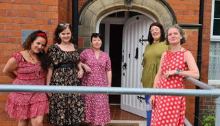 Awdur lleol i roi breindaliadau llyfrau i elusen iechyd meddwl Wrecsam