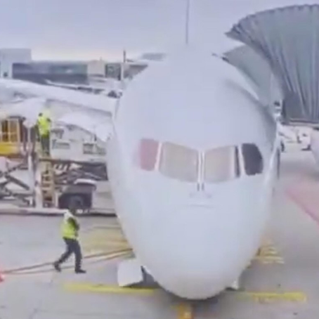 A Francoforte cede il carrello anteriore di un 787 Dreamliner Lufthansa.