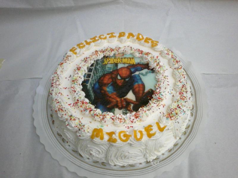Tarta con oblea de spiderman.