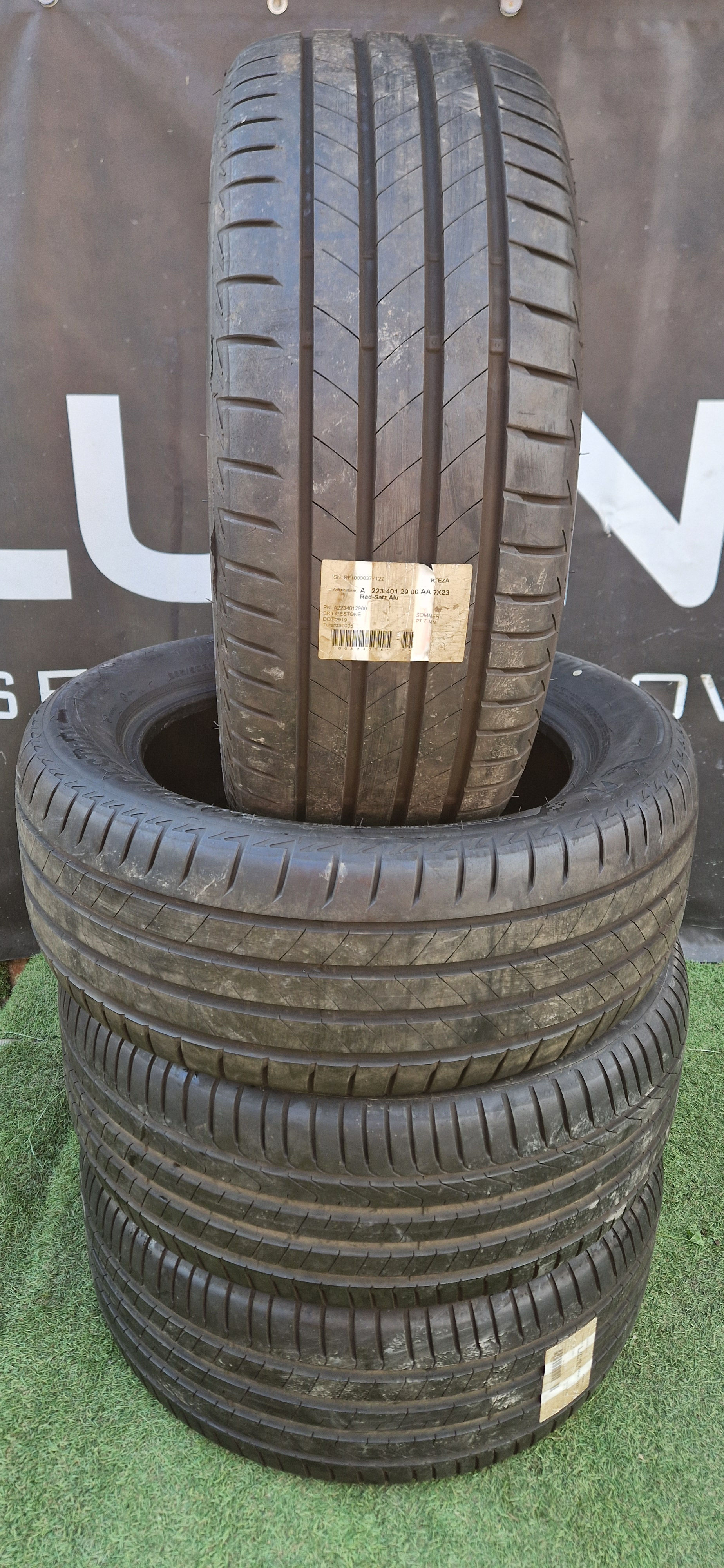 Pneumatiky ☀️ 255.50.18 4x8mm ZÁNOVNÍ STAV 