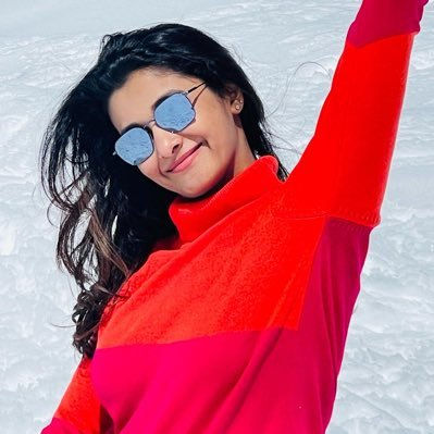 Woman in red sweater and sunglasses in the snow Rviews