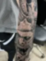 Black & Grey Tattoo: japanische Maske und Schlange am Unterarm