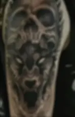 Black & Grey Tattoo: Wolf und Totenkopf am Bein
