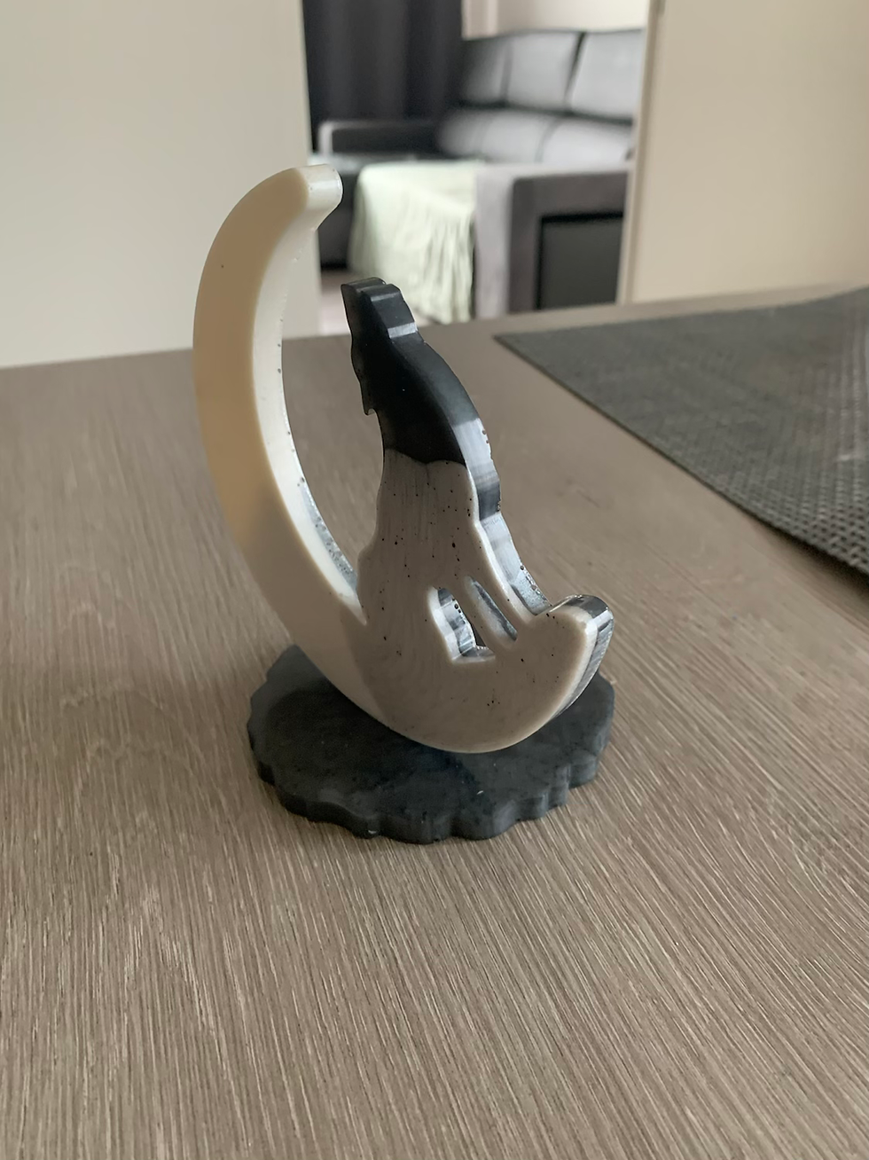 Miniature : Petit loup décoratif dans un croissant de lune sur socle