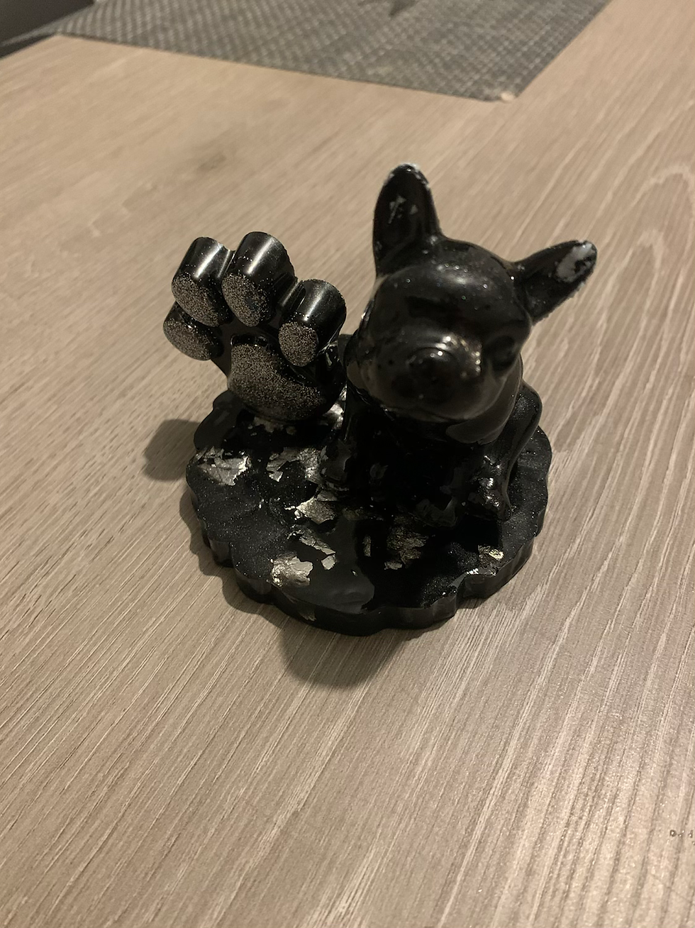 Miniature : Chien décoratif sur socle avec patte