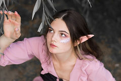 Mulher fantasiada de elfa com orelhas pontudas