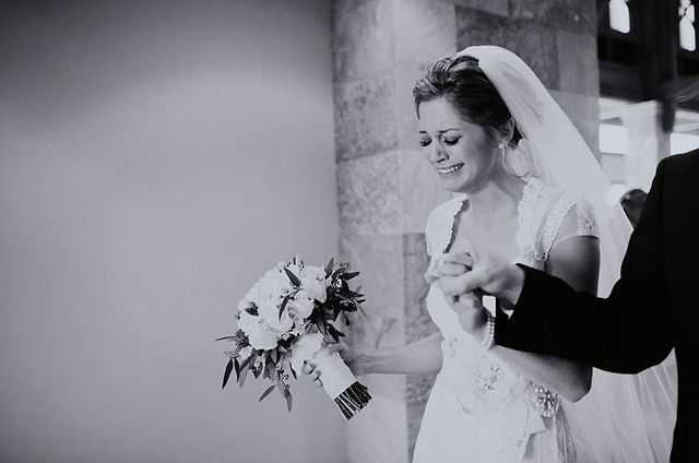 unforgettable-wedding-photos-bride-cries-at-ceremony.full