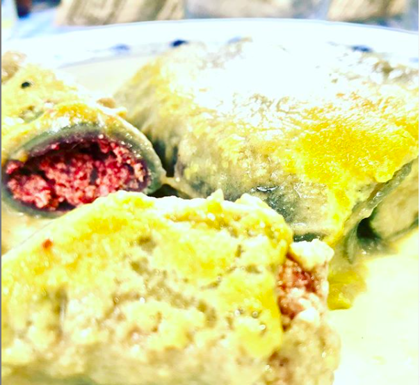 CANELONES NEGROS CON RELLENO ROJO