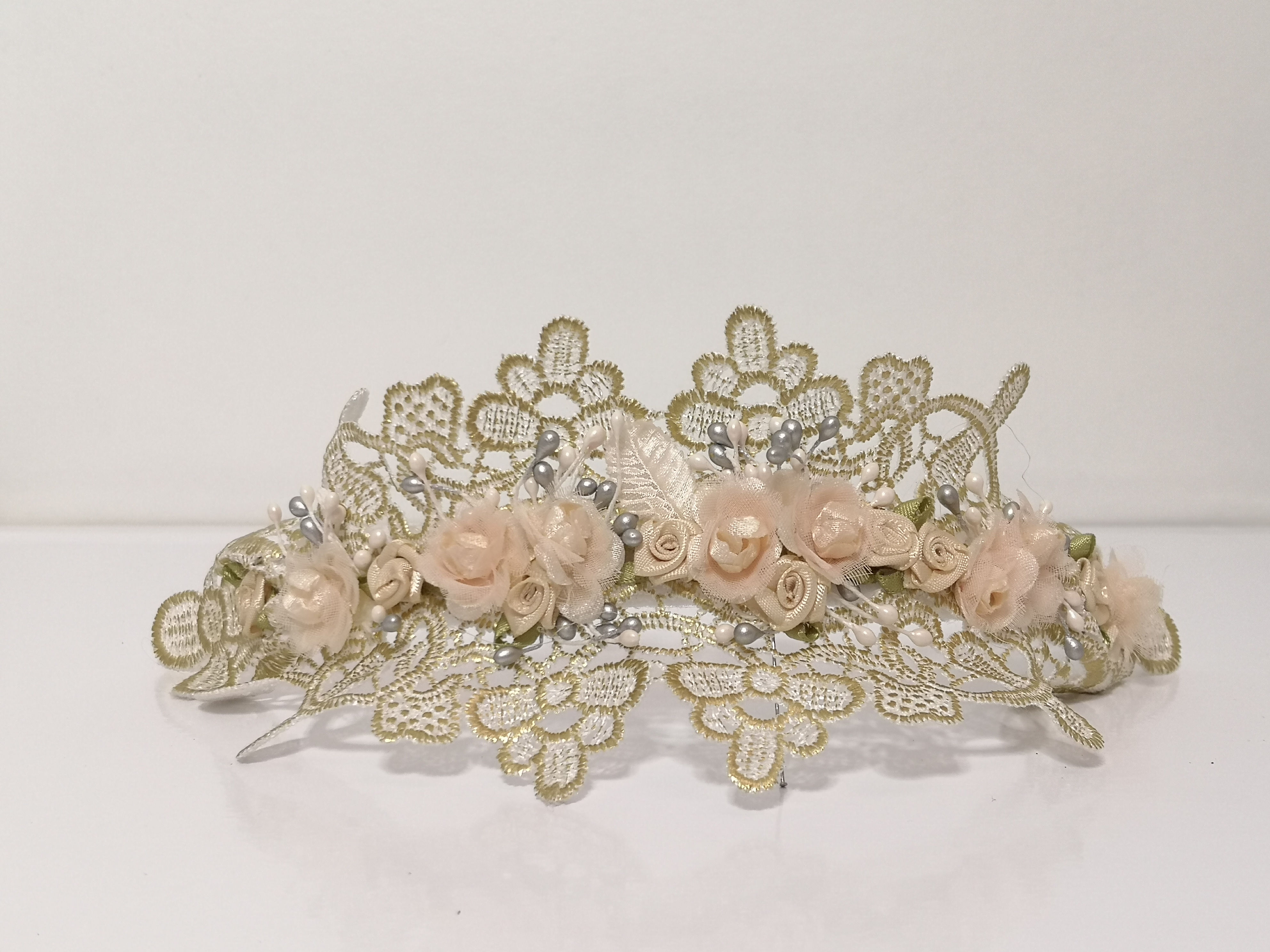 Tocado con puntillas