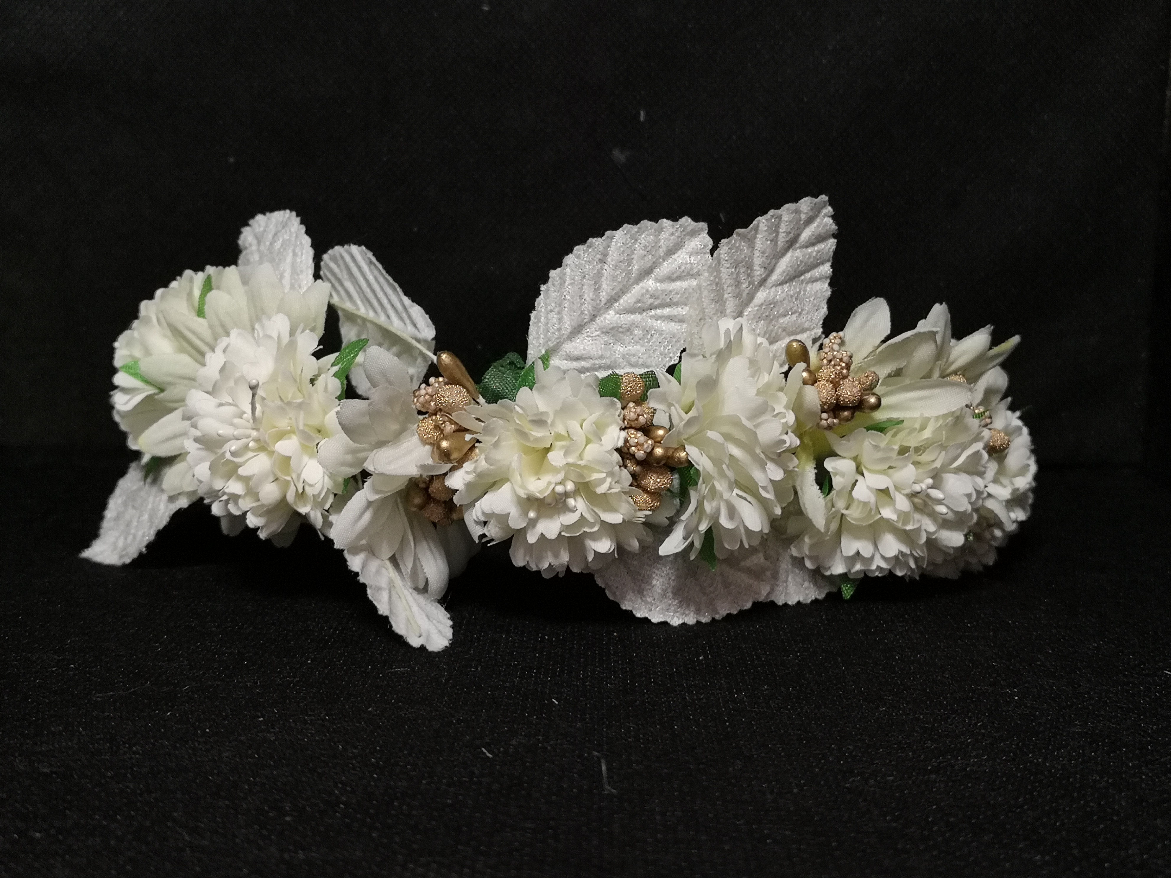 Tocado marfil y dorado.