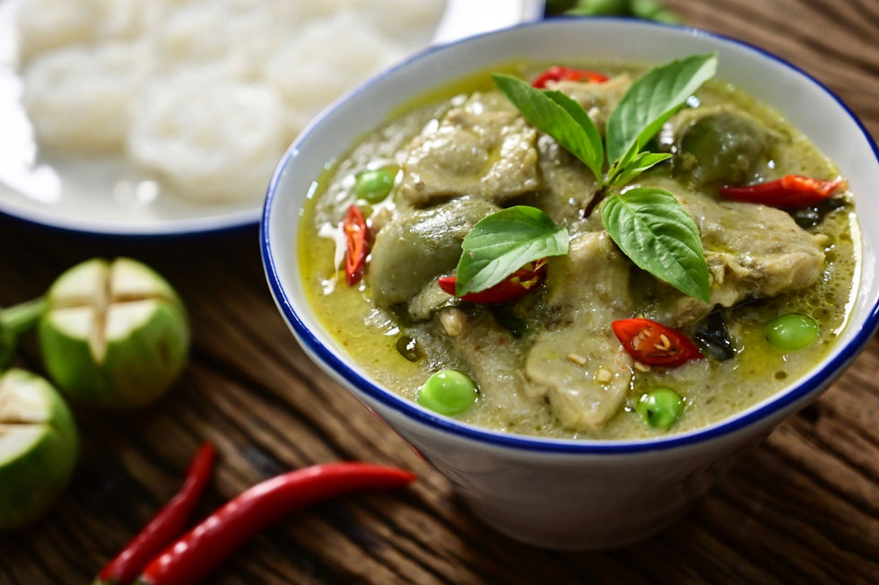 Close-up de prato tradicional tailandês com curry verde e arroz