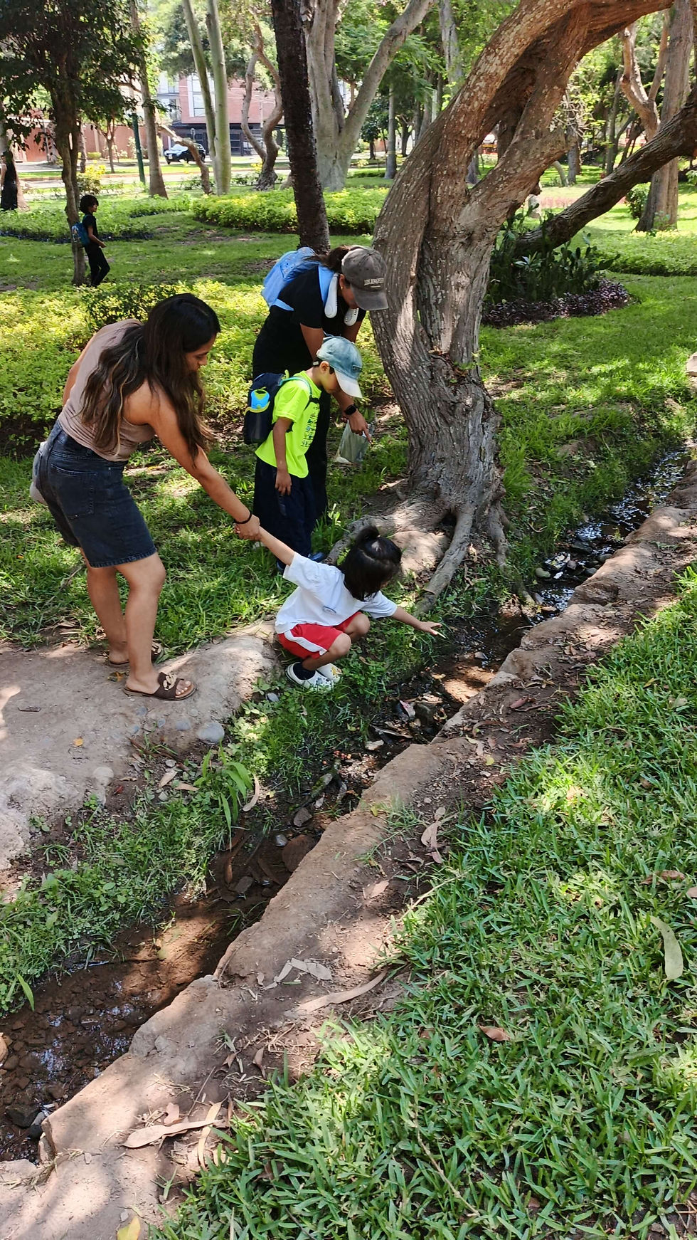 Niños exploran la naturaleza acompañados de mamá...