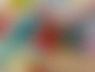 Manos de un niño pequeño jugando con números y figuras de madera sobre una alfombra, en un ambiente de aprendizaje libre y natural.