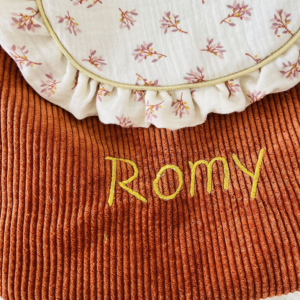 Miniature : Le sac Romy entièremeent personnalisable en gaze de coton à fleurs et velours côtelé avec broderie du prénom