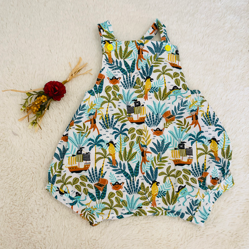 Une barboteuse Body et pantalon à volants pour nouveau-né bébé fille Une barboteuse Body et pantalon à volants pour nouveau-né bébé fille