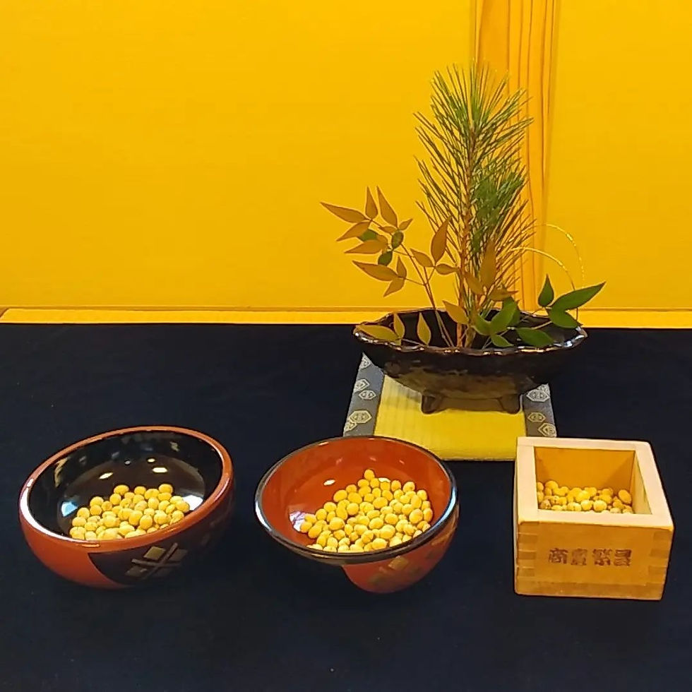 <炒った豆と生の豆を見比べて>