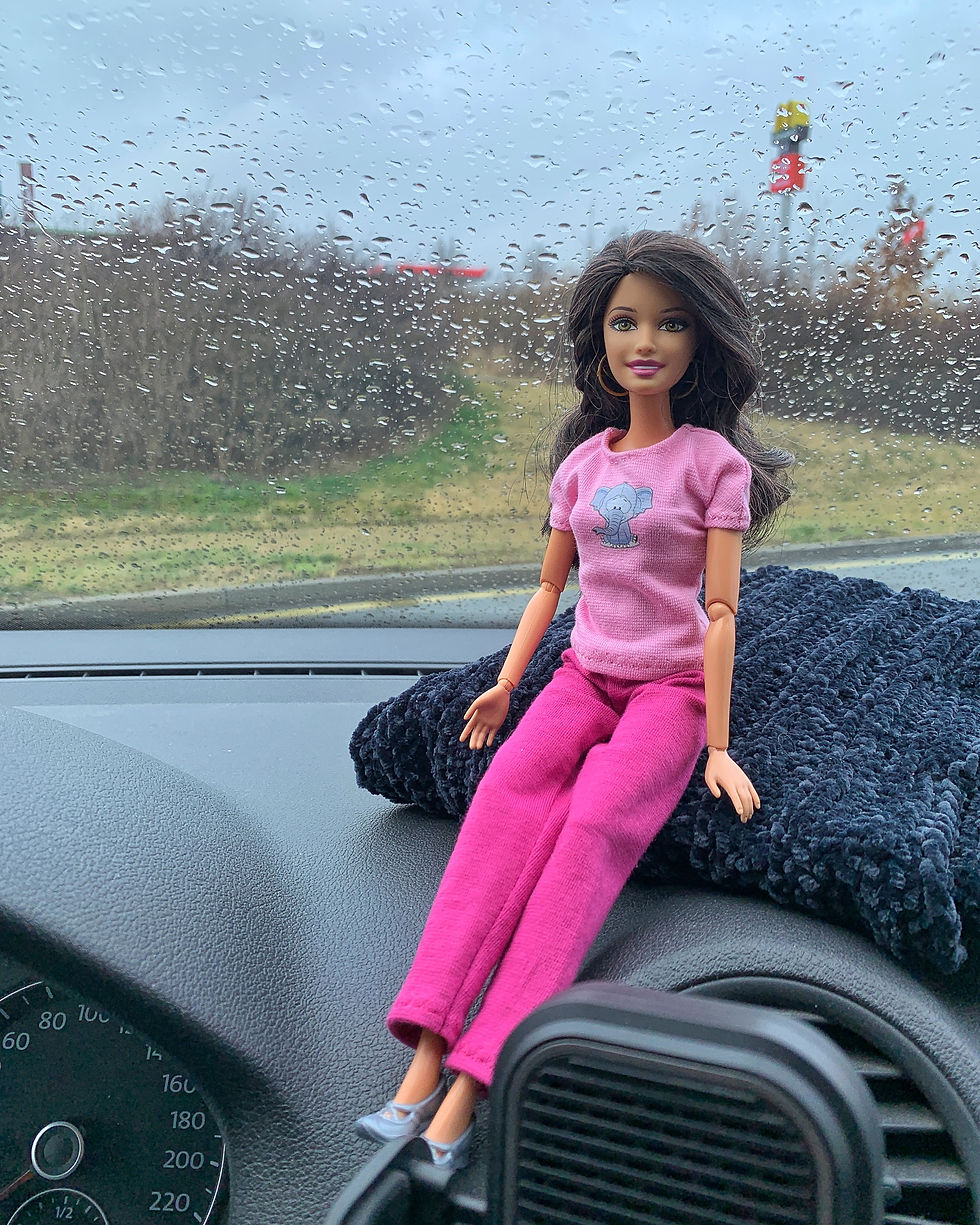 Barbie v růžovém tričku a růžových teplákách, vyrobených českou firmou CottonPlay