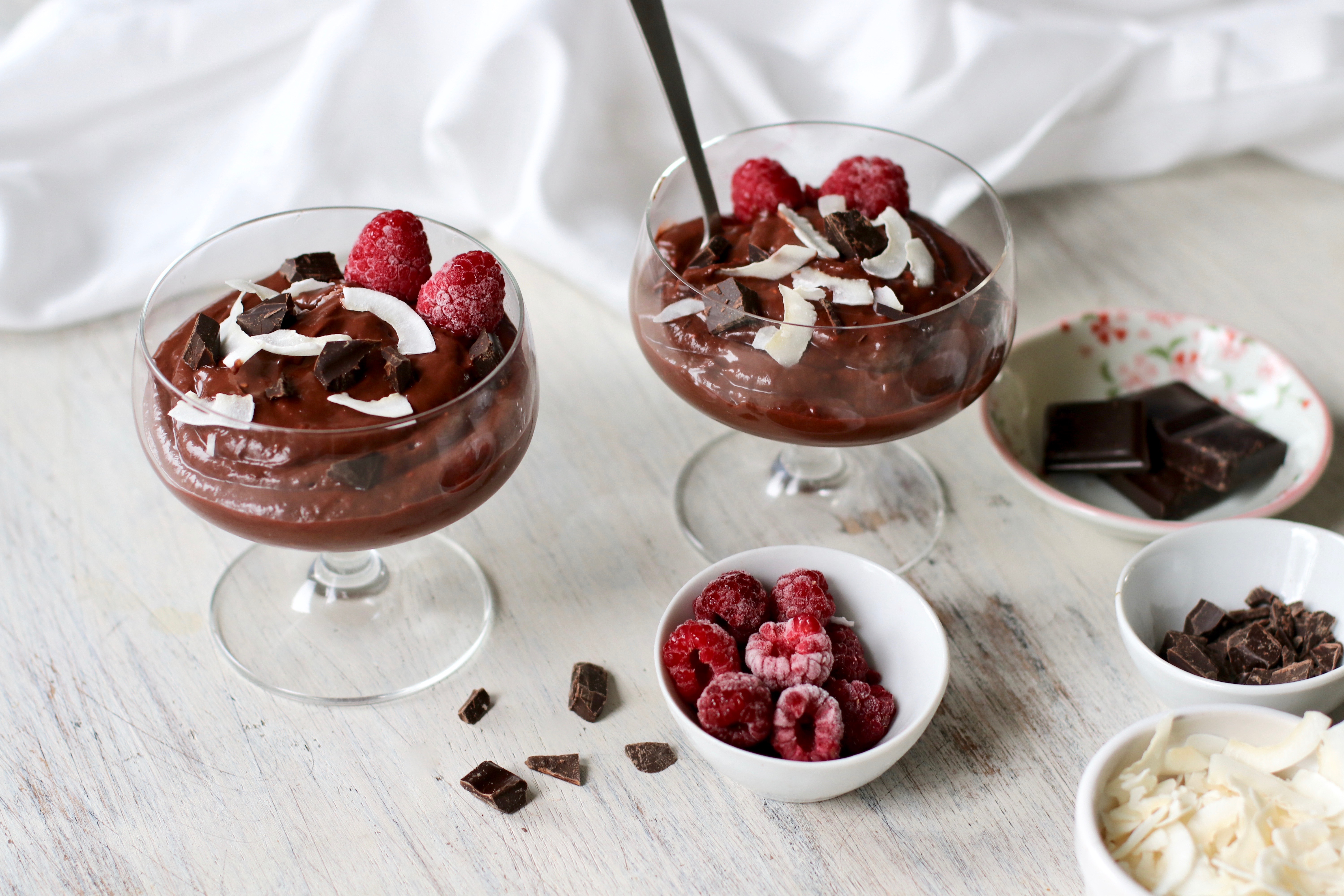 шоколадно вишневый мусс. вишневый мусс для торта. торт три шоколада с апельсиновым муссом. пряники пшеницын шоколадной с вишней. торт с шоколадным муссом и вишней.