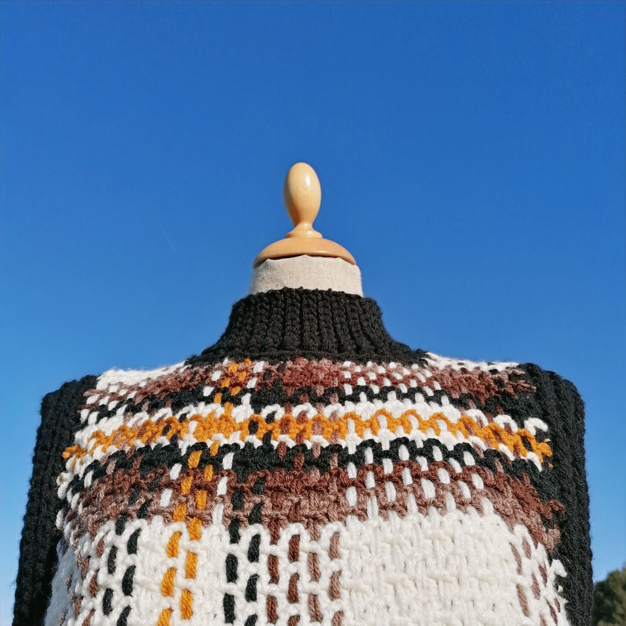 col plastron au crochet