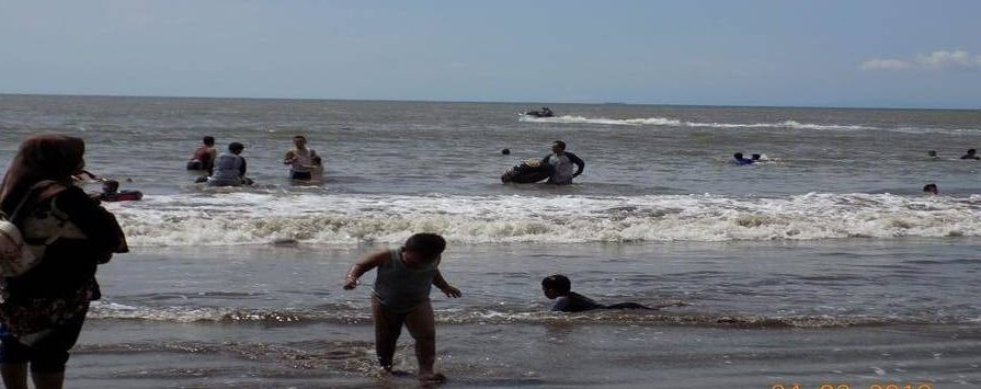 bermain di pinggir pantai anyer