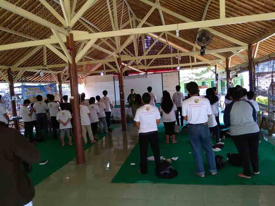 Kebaktian padang di citra alam seaside