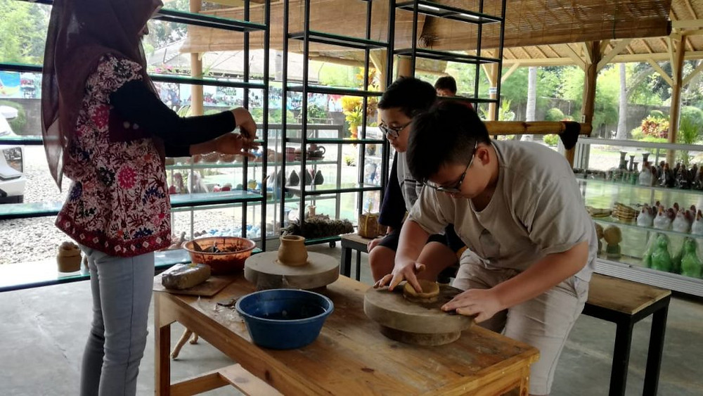 berkreasi dengan tanah liat
