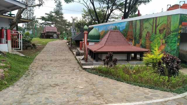 miniatur rumah adat dan rumah ibadah menggambarkan kebhinekaan
