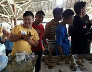 membuat prakarya dari tanah liat