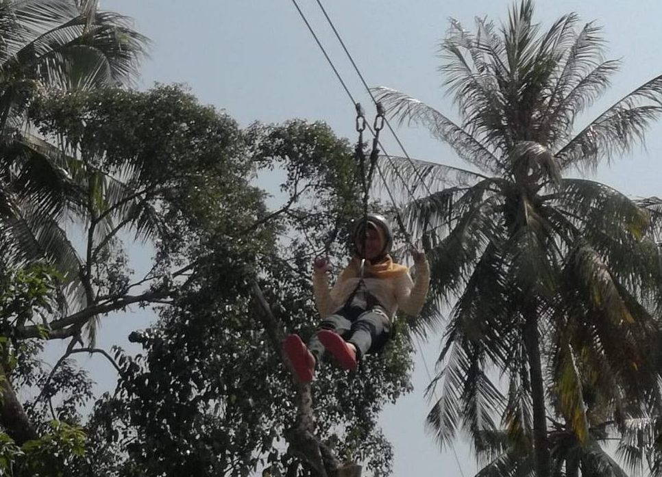 bermain flying fox bernuansa pantai