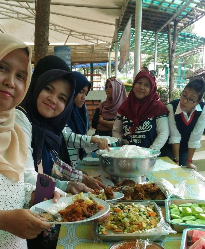 makan bersama dalam acara gathering