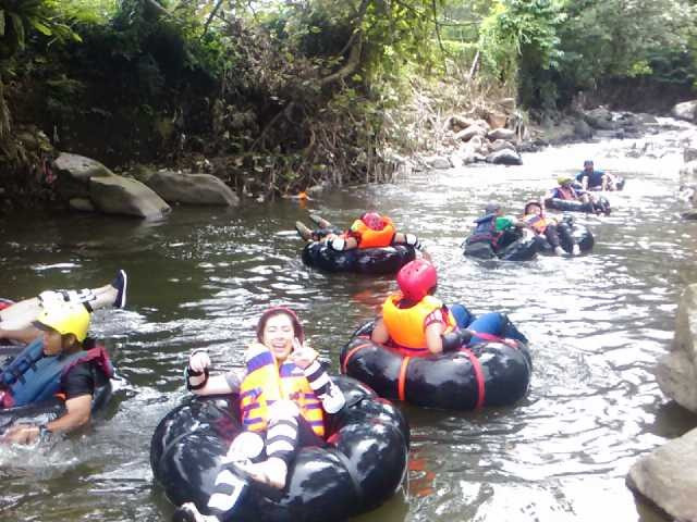keseruan rafting donat bersama
