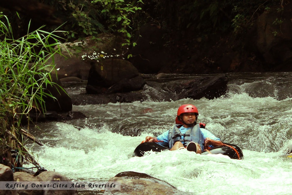 arung jeram rafting donat sungai ciliwung
