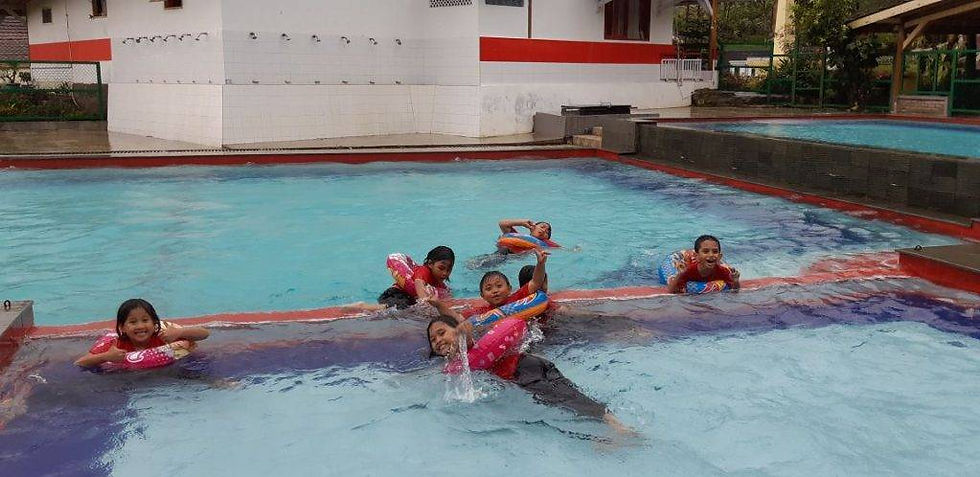 berenang di citra alam riverside